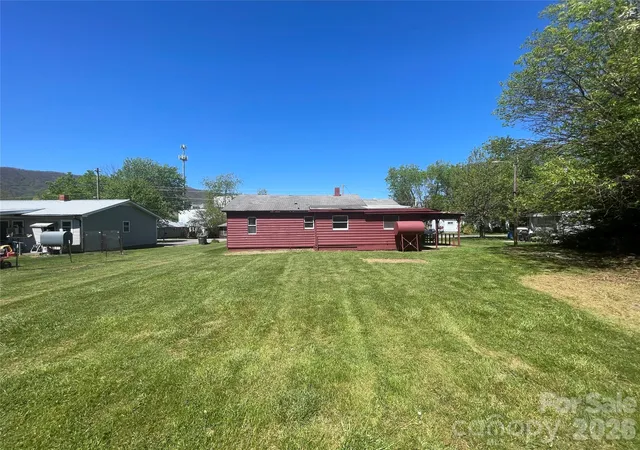 Photo 1 of Single family home for sale at 51 Robinson St, Waynesville, NC 28786 | MLS# 4288484 | Listing updated on 2026-09-15