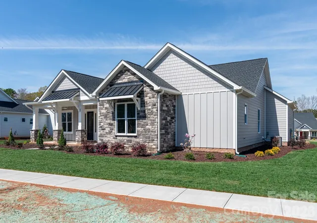 Photo 4 of Single family home for sale at 12821 Mayes Rd, Huntersville, NC 28078 | MLS# 4297462 | Listing updated on 2026-10-03