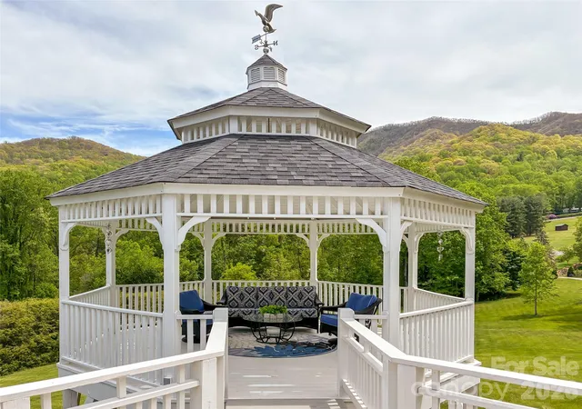 Photo 3 of Sale Pending at 208 Parrish Farm Rd, Waynesville, NC 28786 | MLS# 4301436 | Listing updated on 2026-10-01