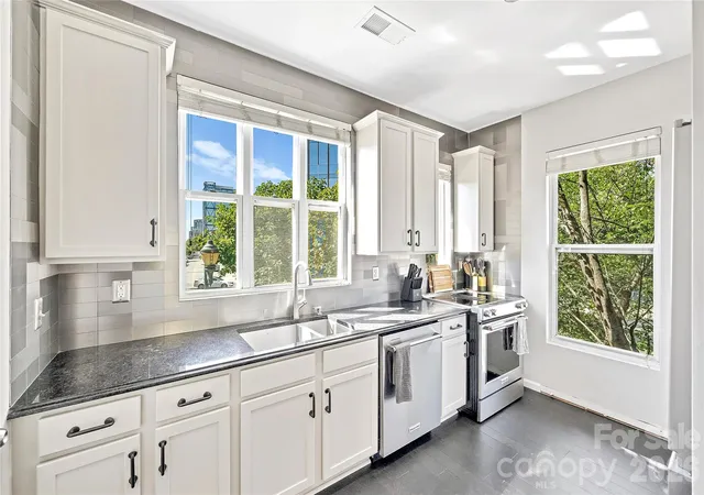 Photo 3 of Sale Pending at 1425 Camden Rd, Charlotte, NC 28203 | MLS# 4311487 | Listing updated on 2026-10-09
