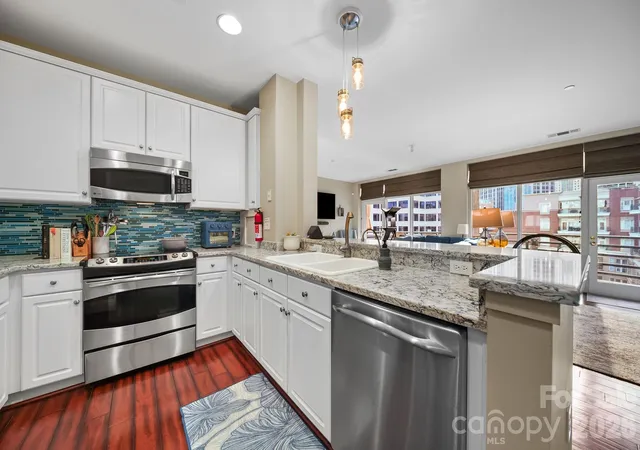 Listing Photo 5 - Condo for sale in building located at 400 N Church St, Charlotte, NC 28202 - Unit #521
