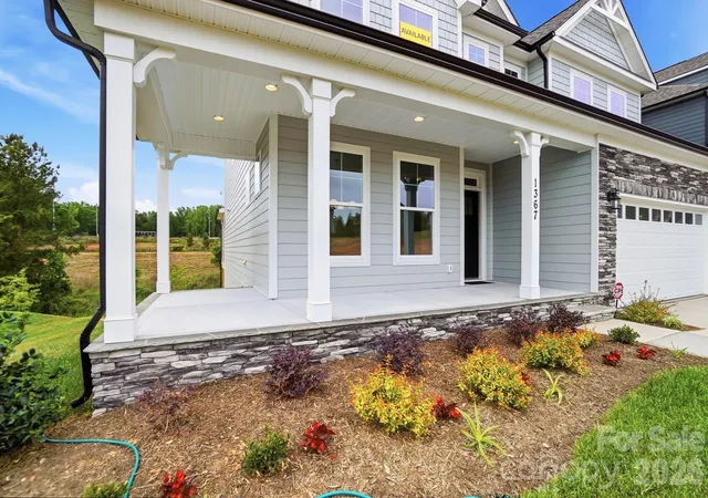 Photo 3 of Single family home for sale at 1367 Knob Crk Dr, Gastonia, NC 28054 | MLS# 4326656 | Listing updated on 2026-10-02