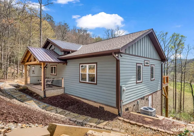 Photo 4 of Single family home for sale at 107 Twisted Birch Dr, Hendersonville, NC 28792 | MLS# 4328960 | Listing updated on 2026-09-10