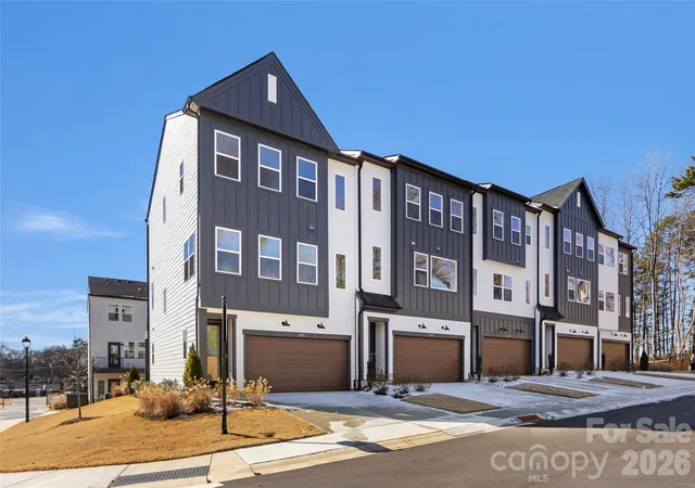 Photo 2 of Sale Pending at 905 Archway Ln, Charlotte, NC 28217 | MLS# 4342220 | Listing updated on 2026-09-13