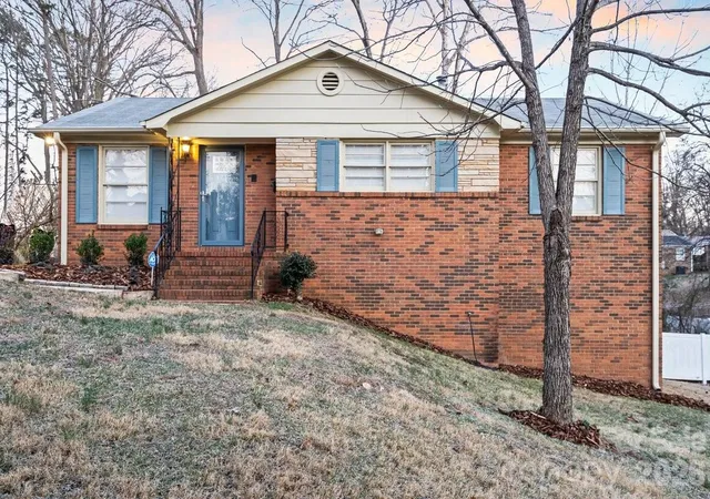 Photo 2 of Single family home for sale at 1717 Woodvalley Dr, Charlotte, NC 28216 | MLS# 4342546 | Listing updated on 2026-09-22