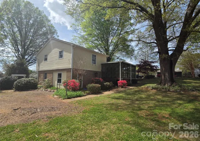 Photo 4 of Single family home for sale at 4709 Oakwood Cir, Gastonia, NC 28056 | MLS# 4343156 | Listing updated on 2026-09-28