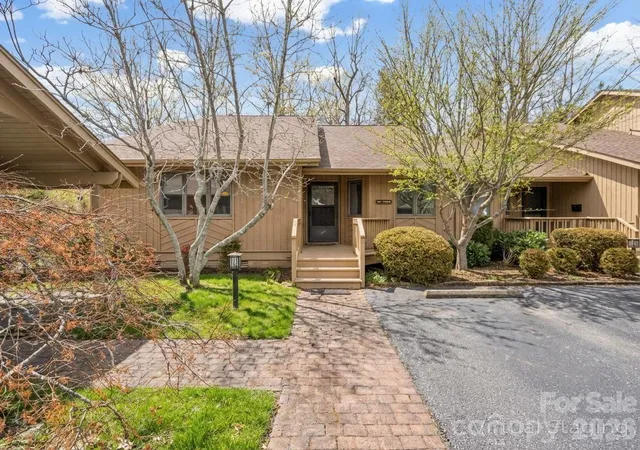 Photo 2 of Condo for sale at 605 Red Oak Dr, Hendersonville, NC 28791 | MLS# 4343534 | Listing updated on 2026-09-22
