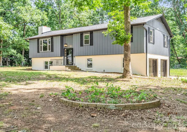 Photo 1 of Single family home for sale at 944 Woodland Dr, Shelby, NC 28150 | MLS# 4344300 | Listing updated on 2026-09-15