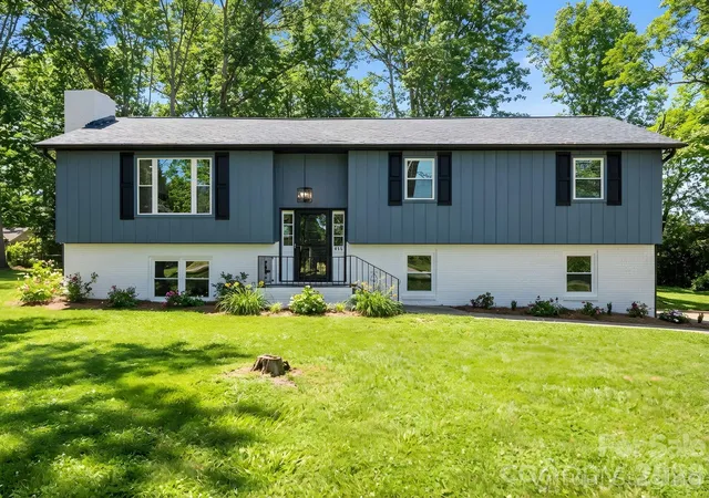 Photo 2 of Single family home for sale at 944 Woodland Dr, Shelby, NC 28150 | MLS# 4344300 | Listing updated on 2026-09-15