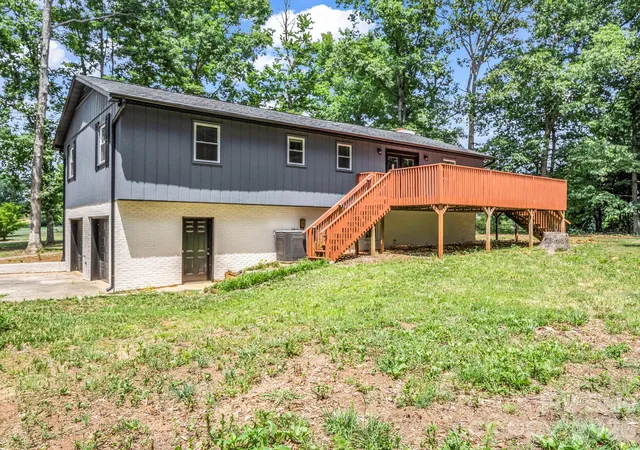 Photo 3 of Single family home for sale at 944 Woodland Dr, Shelby, NC 28150 | MLS# 4344300 | Listing updated on 2026-09-15