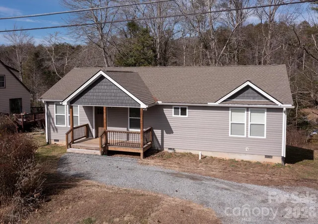 Photo 1 of Single family home for sale at 127 Hawthorne Dr, Brevard, NC 28712 | MLS# 4345432 | Listing updated on 2026-10-01