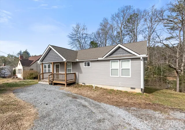 Photo 2 of Single family home for sale at 127 Hawthorne Dr, Brevard, NC 28712 | MLS# 4345432 | Listing updated on 2026-10-01