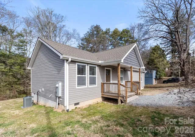 Photo 3 of Single family home for sale at 127 Hawthorne Dr, Brevard, NC 28712 | MLS# 4345432 | Listing updated on 2026-10-01