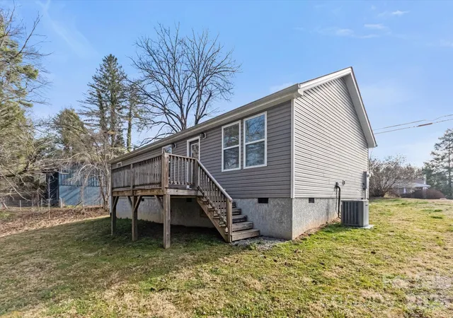Photo 3 of Single family home for sale at 127 Hawthorne Dr, Brevard, NC 28712 | MLS# 4345432 | Listing updated on 2026-10-13