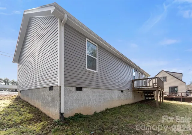 Photo 4 of Single family home for sale at 127 Hawthorne Dr, Brevard, NC 28712 | MLS# 4345432 | Listing updated on 2026-10-13