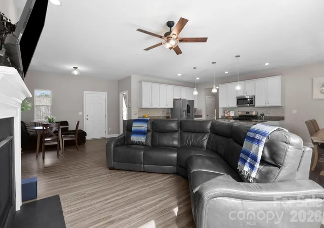 Photo 2 of Single family home for sale at 258 Crystal Hts Dr, Hendersonville, NC 28739 | MLS# 4345457 | Listing updated on 2026-10-07