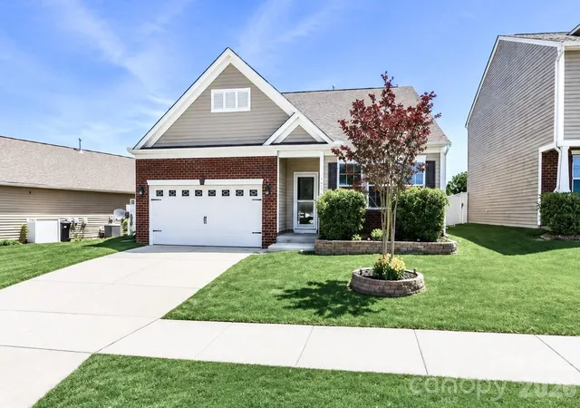 Photo 2 of Single family home for sale at 180 N Cromwell Dr, Mooresville, NC 28115 | MLS# 4346533 | Listing updated on 2026-09-22