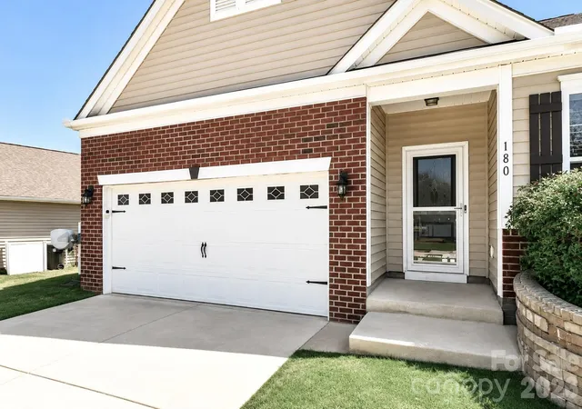 Photo 4 of Single family home for sale at 180 N Cromwell Dr, Mooresville, NC 28115 | MLS# 4346533 | Listing updated on 2026-09-22
