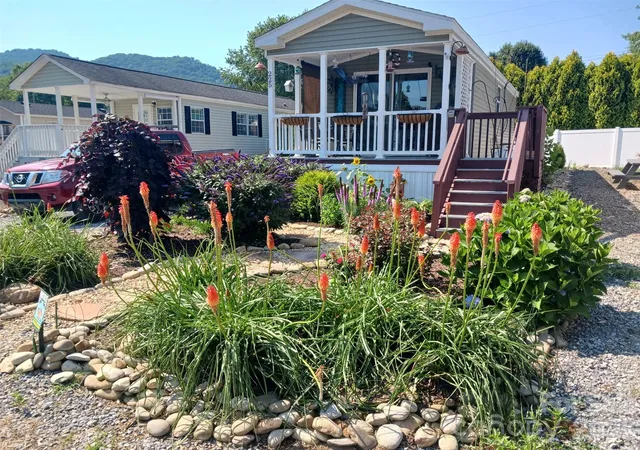 Photo 3 of Single family home for sale at 225 Pike Point, Waynesville, NC 28785 | MLS# 4350220 | Listing updated on 2026-09-30