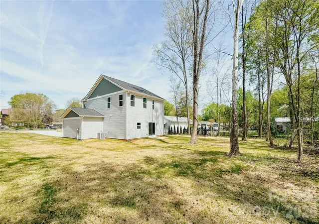 Photo 3 of Single family home for sale at 304 Woodside Dr, Harrisburg, NC 28075 | MLS# 4350580 | Listing updated on 2026-09-14
