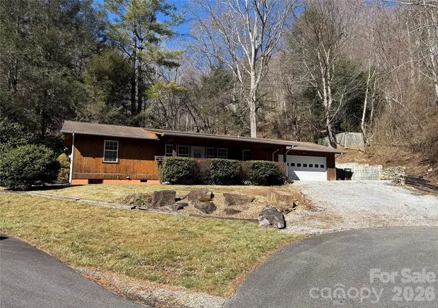 Photo 1 of Single family home for sale at 215 Pinellas Ln, Waynesville, NC 28785 | MLS# 4351510 | Listing updated on 2026-09-14