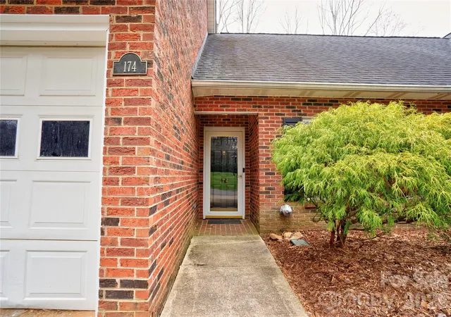 Photo 2 of Townhouse for sale at 174 Columns Cir, Shelby, NC 28150 | MLS# 4353329 | Listing updated on 2026-09-13