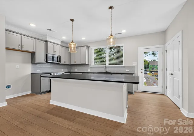 Photo 4 of Sale Pending at 1144 Bismuth Ln, Charlotte, NC 28211 | MLS# 4355308 | Listing updated on 2026-10-13