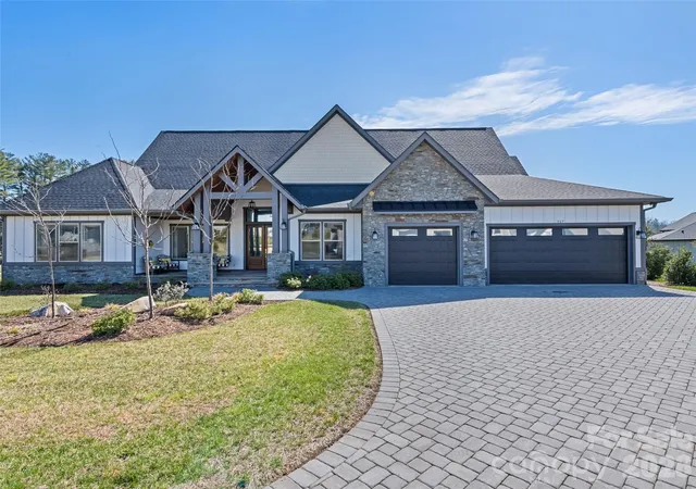 Photo 2 of Single family home for sale at 717 Daniel Cir Dr, Mills River, NC 28759 | MLS# 4355439 | Listing updated on 2026-09-27