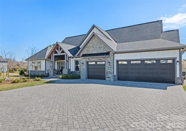 Photo 3 of Single family home for sale at 717 Daniel Cir Dr, Mills River, NC 28759 | MLS# 4355439 | Listing updated on 2026-09-27