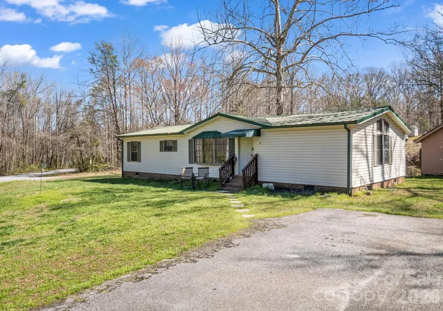 Photo 2 of Sale Pending at 122 Hotel Hl Dr, Landrum, SC 29356 | MLS# 4356326 | Listing updated on 2026-09-11