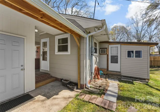 Photo 4 of Single family home for sale at 1213 E Park Dr, Gastonia, NC 28054 | MLS# 4359595 | Listing updated on 2026-09-14
