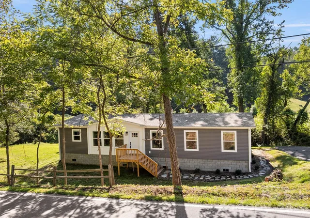 Photo 2 of Single family home for sale at 2095 Emmas Grv Rd, Fairview, NC 28730 | MLS# 4362108 | Listing updated on 2026-09-25