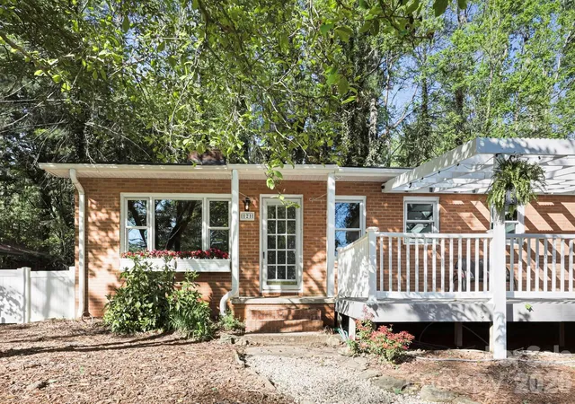 Photo 1 of Single family home for sale at 121 Wells St, Hendersonville, NC 28739 | MLS# 4363100 | Listing updated on 2026-09-25