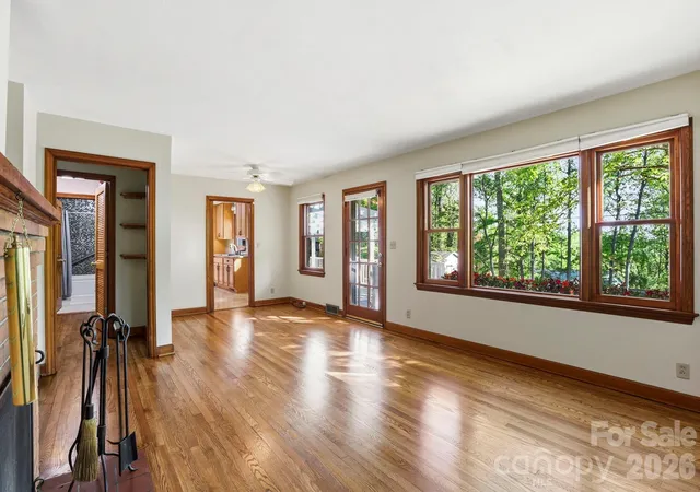 Photo 3 of Single family home for sale at 121 Wells St, Hendersonville, NC 28739 | MLS# 4363100 | Listing updated on 2026-09-25