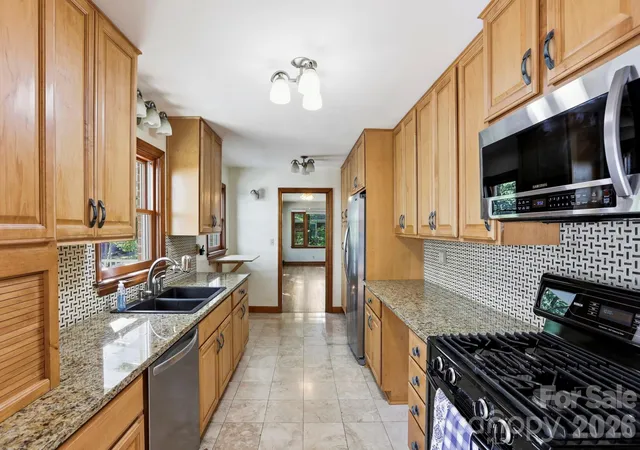 Photo 4 of Single family home for sale at 121 Wells St, Hendersonville, NC 28739 | MLS# 4363100 | Listing updated on 2026-09-25