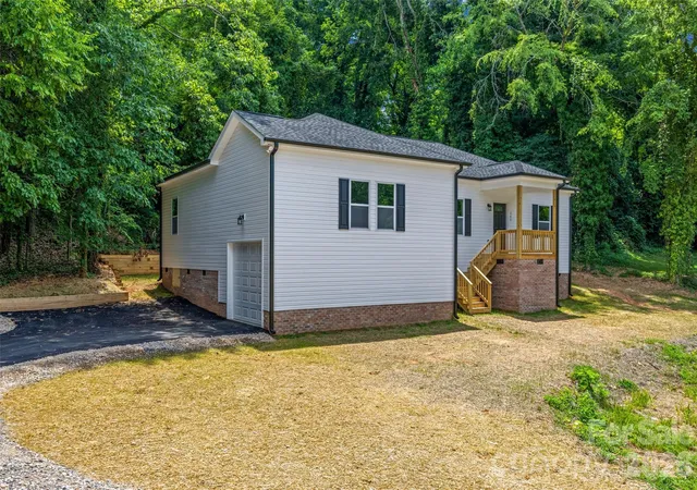 Photo 3 of Single family home for sale at 343 Oak St, York, SC 29745 | MLS# 4364078 | Listing updated on 2026-09-11