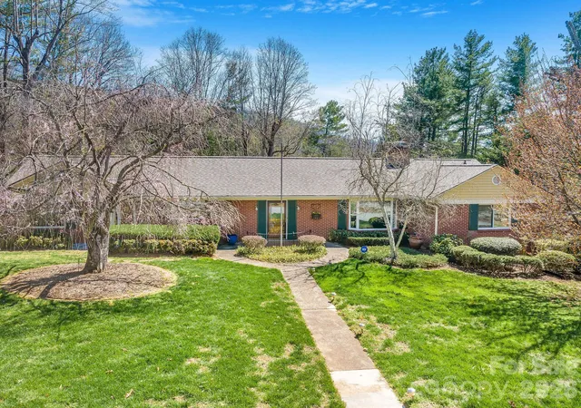 Photo 1 of Single family home for sale at 4 Dogwood Rd, Asheville, NC 28804 | MLS# 4364830 | Listing updated on 2026-09-15