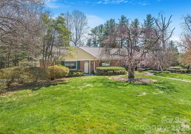 Photo 2 of Single family home for sale at 4 Dogwood Rd, Asheville, NC 28804 | MLS# 4364830 | Listing updated on 2026-09-15