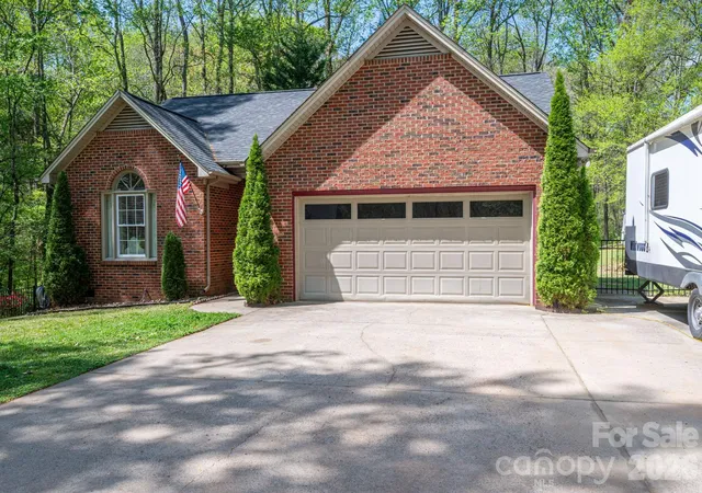 Photo 3 of Single family home for sale at 335 Cape Breton Trl, Gastonia, NC 28056 | MLS# 4366338 | Listing updated on 2026-10-05