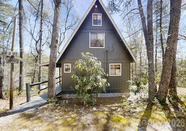Photo 3 of Single family home for sale at 321 Doris Lisa View Dr, Hendersonville, NC 28792 | MLS# 4368931 | Listing updated on 2026-09-14
