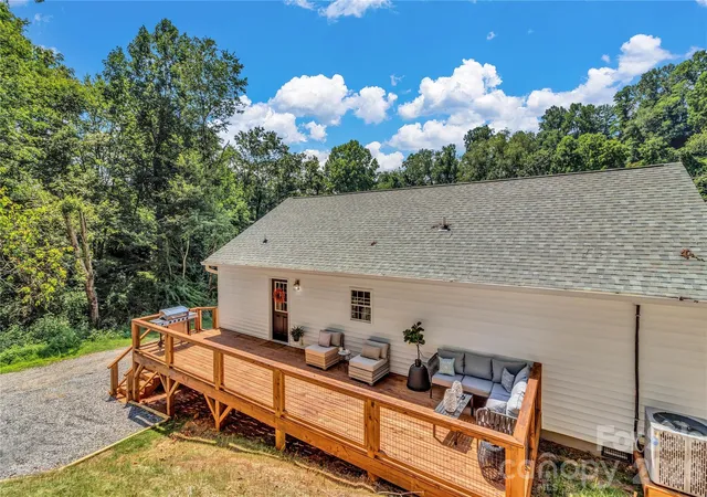Photo 2 of Single family home for sale at 21 Carolinda Ln, Waynesville, NC 28786 | MLS# 4369913 | Listing updated on 2026-09-16