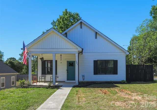 Photo 2 of Single family home for sale at 701 E 3rd Avenue, Gastonia, NC 28054 | MLS# 4371262 | Listing updated on 2026-09-28