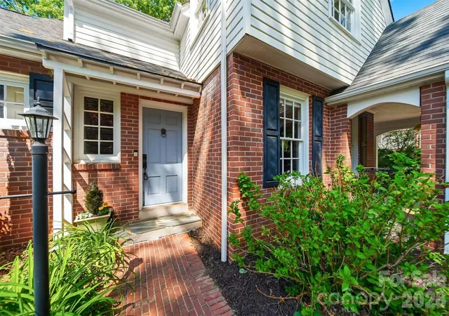 Photo 3 of Single family home for sale at 431 9th Street Nw, Hickory, NC 28601 | MLS# 4371820 | Listing updated on 2026-09-14