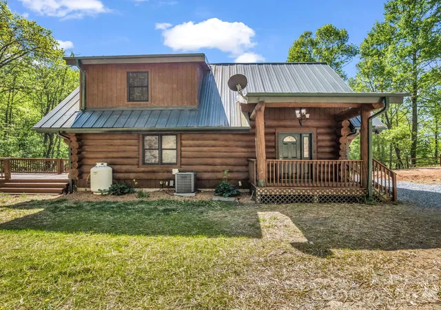 Photo 4 of Single family home for sale at 170 Old Mountain Pass, Hendersonville, NC 28792 | MLS# 4373268 | Listing updated on 2026-09-27