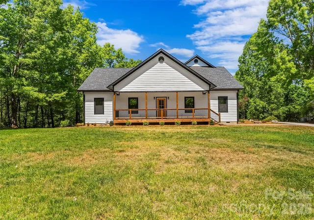 Photo 2 of Single family home for sale at 438 Plantation Dr, Marion, NC 28752 | MLS# 4373856 | Listing updated on 2026-10-01