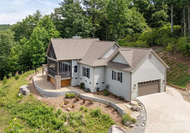Photo 2 of Single family home for sale at 467 Crystal Hts Dr, Hendersonville, NC 28379 | MLS# 4374377 | Listing updated on 2026-09-28
