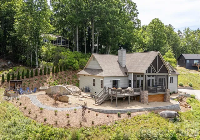 Photo 3 of Single family home for sale at 467 Crystal Hts Dr, Hendersonville, NC 28379 | MLS# 4374377 | Listing updated on 2026-09-28