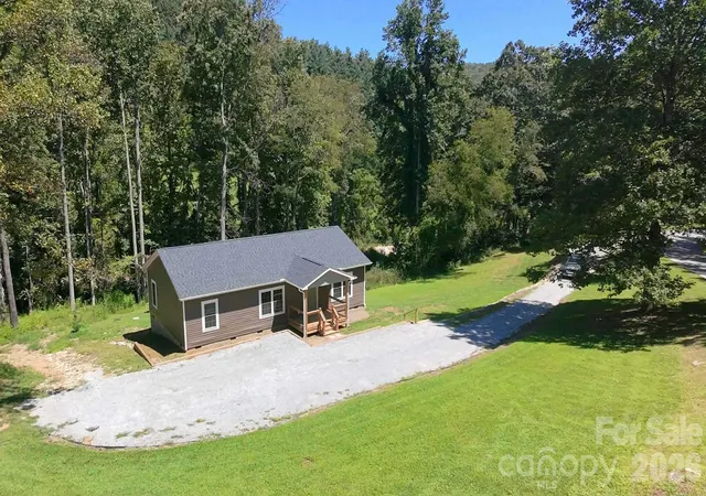 Photo 1 of Single family home for sale at 784 Bearwallow Mountain Rd, Hendersonville, NC 28792 | MLS# 4374448 | Listing updated on 2026-09-12