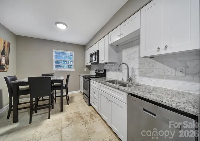 Listing Photo 5 - Condo for sale in building located at 11005 Hunter Trl, Charlotte, NC 28226