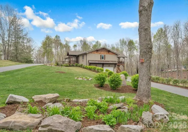 Photo 3 of Single family home for sale at 811 Linhigh Dr, Newland, NC 28657 | MLS# 4375942 | Listing updated on 2026-10-08